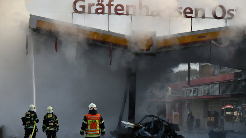 Die Feuerwehr löscht einen Brand an der Autobahn-Tankstelle Gräfenhausen-Ost.