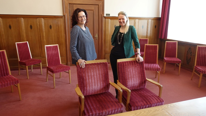 Irina Schädlich (links) und Mandy Neumüller, die Standesbeamtinnen der Stadt Döbeln, stehen im deutlich ausgeräumten Trauzimmer des Rathauses. Statt 30 sind hier nur noch Stühle für zehn Gäste in weitem Abstand aufgestellt.