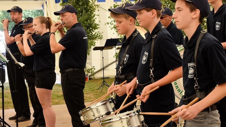 Bei der Festveranstaltung in Mühlrose legen die Jugendlichen des Spielmannzuges der Freiwilligen Feuerwehr Nochten los. Der örtliche Musikverein feiert sein 55-jähriges Bestehen.