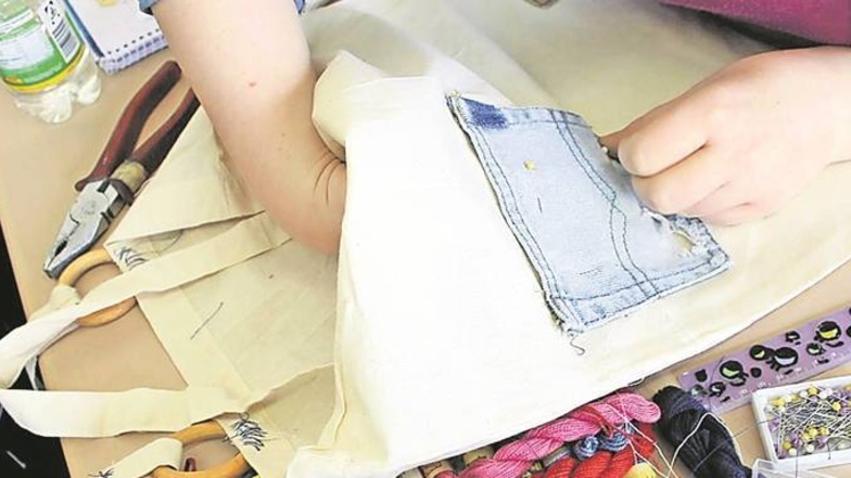 Bevor Linda Schädlich nach drei Stunden stolz ihren einmaligen Jute-Jeans-Beutel um die Schulter schwingen kann, sind einige Arbeitsschritte nötig. Foto: Alexander Schröter