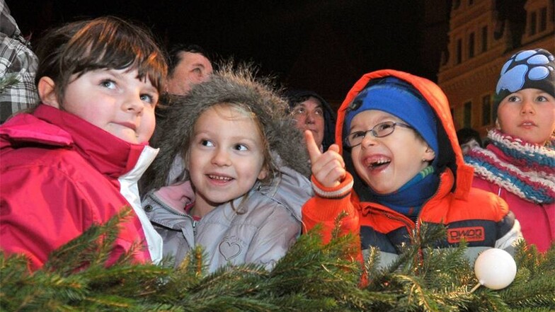 Leuchtende Kinderaugen: Jeden Tag gibt es auf der Bühne am Markt  ein vorweihnachtliches Prorgamm.