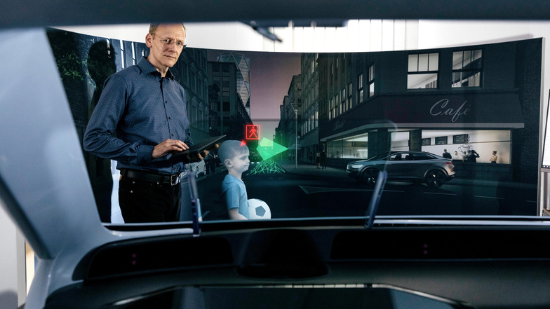 Die Hologramme von SeeReal Technologies schweben räumlich in „greifbarer“ Nähe des Fahrers durch das Auto.