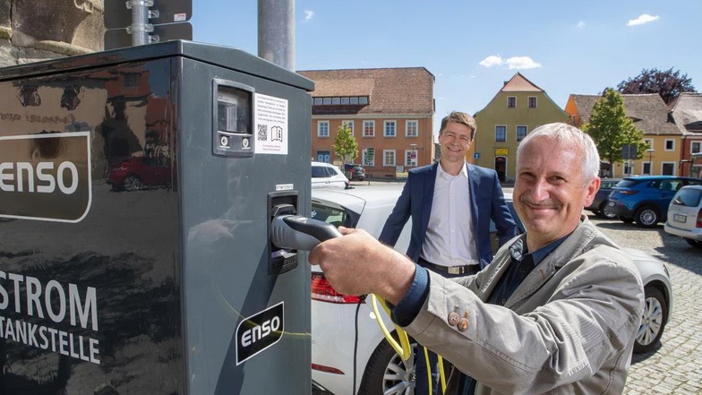 Auf dem Weißenberger Markt gibt es jetzt eine Ladesäule für Elektroautos. Bürgermeister Jürgen Arlt (vorn) hat sie zusammen mit Enso-Kommunalvertriebsleiter Gunnar Schneider in Betrieb genommen.
