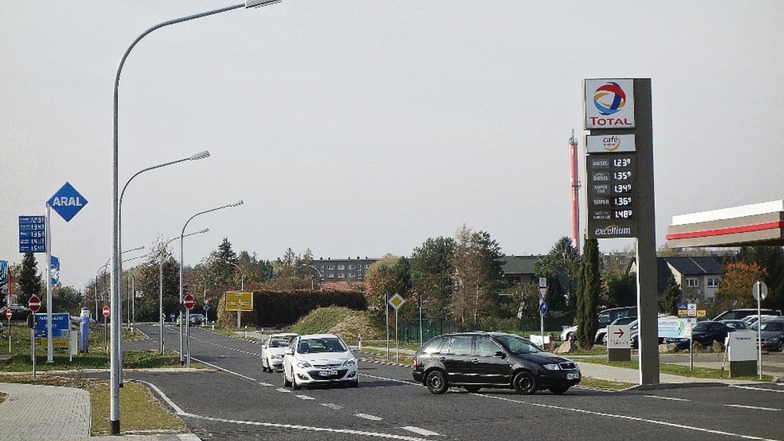 Viele Autofahrer ignorieren die Sperrlinie auf der Dresdner Straße und biegen zur Total-Tankstelle ab. Um zu wenden, müssten sie einen mehr als zwei Kilometer langen Umweg nehmen.