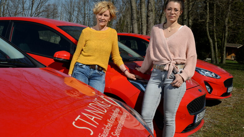 Barbara Standke und Tochter Julia Stoll führen von Steinölsa aus einen Pflegedienst. Jede Tankfüllung in die roten Dienstfahrzeuge kostet seit Kriegsausbruch 25 Euro mehr.