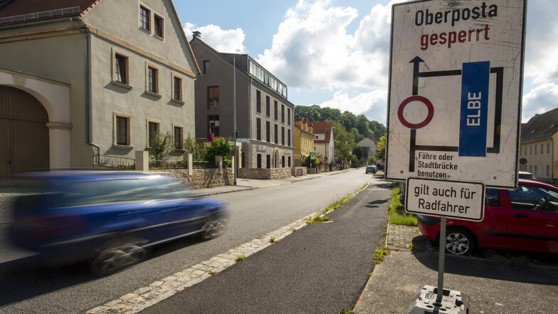 Das Hinweisschild für den gesperrten Ortsteil Oberposta steht am Hauptplatz in Pirna-Copitz.