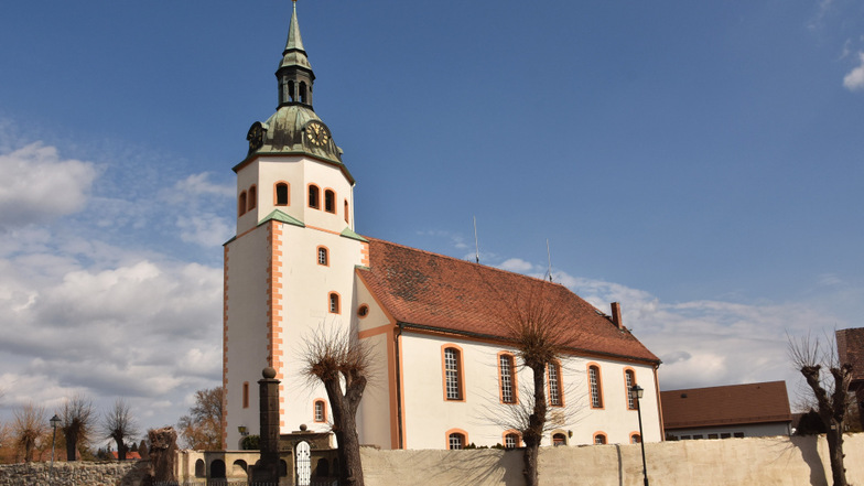 Evangelische Kirche Groß Särchen, hier noch mit den alten Stab-Antennen.