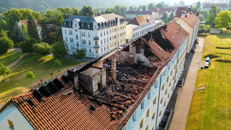 Das Feuer hatte dem Dachstuhl stark geschädigt. Laut Polizei war der verbliebene Dachstuhl einsturzgefährdet.