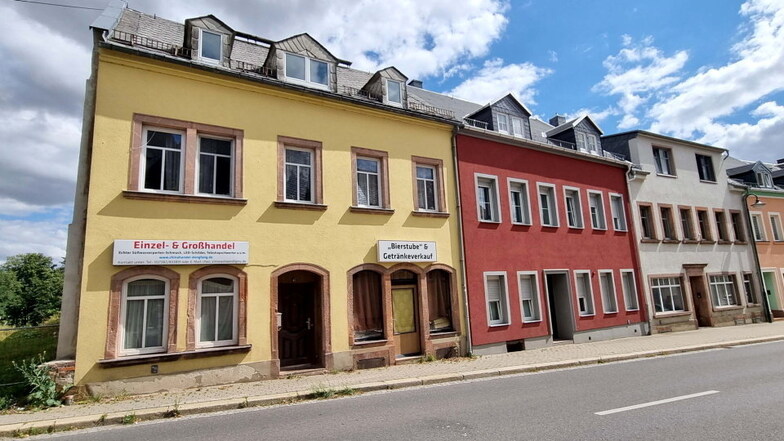 In dem Haus mit der gelben Fassade soll ein Bulgare zwei Frauen mit einem Messer verletzt haben.