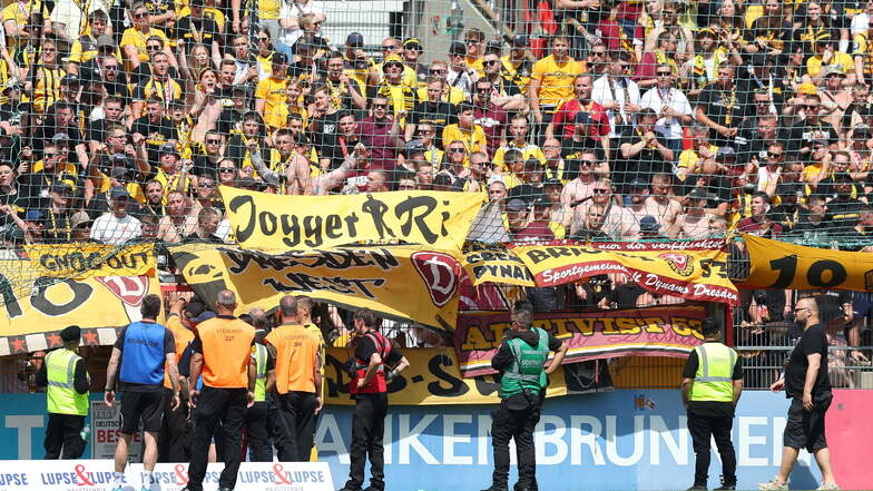 Es gibt Ärger. -wegen einer Fahne über dem Notausgang. Stefan Kutschke steht vor der "Dresden West"-Fahne und redet auf die angereisten Dresdner Fans ein.