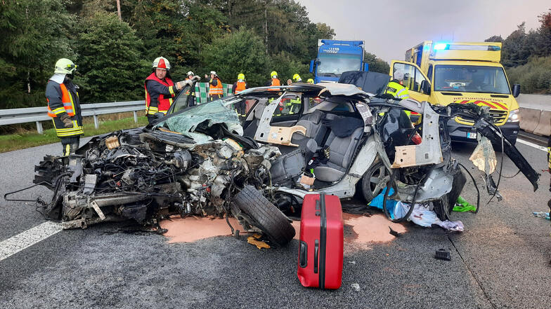 Auf der A 4 hat sich am Mittwoch am Burkauer Berg in Richtung Görlitz ein schwerer Unfall ereignet. Der Peugeot-Fahrer musste mit einem Rettungshubschrauber ins Krankenhaus geflogen werden.