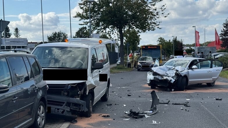 Am Dienstagnachmittag sind in Dresden-Weißig drei Fahrzeuge zusammengestoßen.