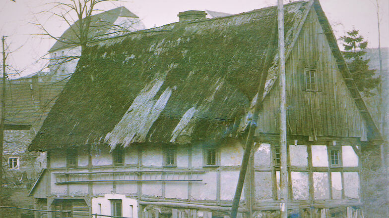 Die Aufnahme eines Hauses im früheren Seitendorf belegt, wie die Bauweise der Gebäude die Brandgefahr begünstigte. Leicht brennbares Material wie Holz und Stroh dominierten.
