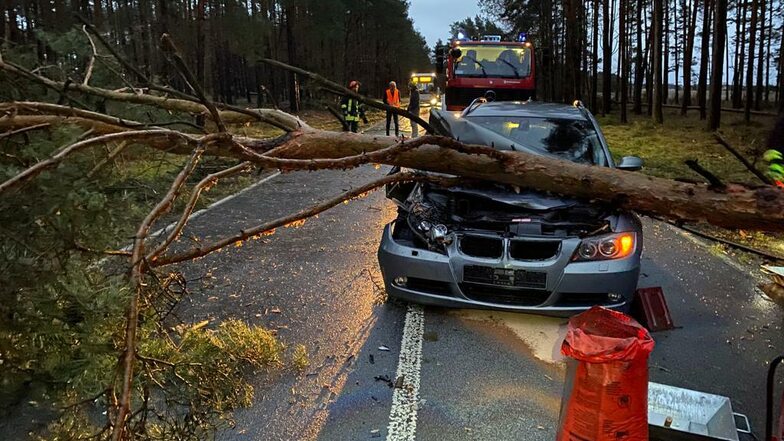 Laut dem Rothenburger Stadtwehrleiter Torsten Juckel fuhr dieses Fahrzeug auf der Straße zwischen Lodenau und Steinbach gegen einen umgestürzten Baum.