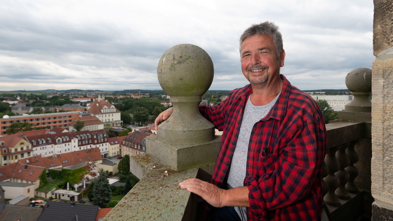 Hoch oben auf dem Kirchturm der Radeberger Stadtkirche steht Reinhardt Tietze. Besucher können das auch - am Tag des offenen Denkmals.