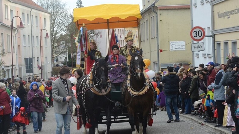 Der Horkaer Axel Geide fährt das Prinzenpaar beim Karnevalsumzug durch Bad Muskau.