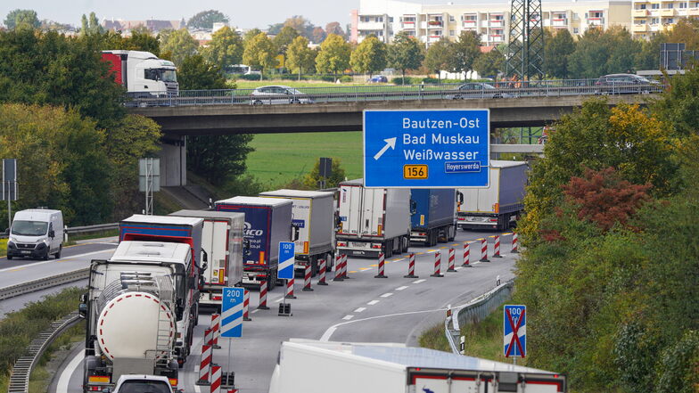 Auf der A4 führt vor allem das hohe Lkw-Aufkommen häufig zu Staus. Doch für einen regulären Ausbau reichen die Verkehrszahlen bislang nicht aus. Deshalb wollen die Landkreise Bautzen und Görlitz nun Kohlegeld in die Hand nehmen.