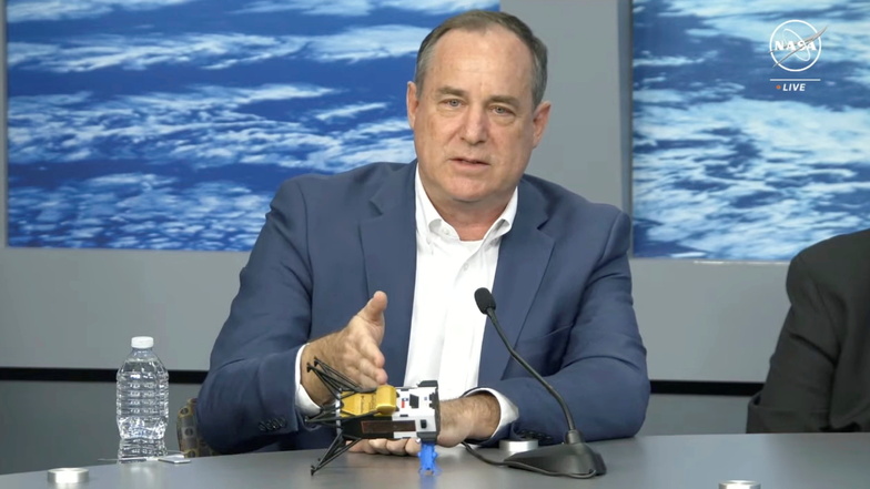 Steve Altemus, CEO und Mitbegründer von Intuitive Machines, zeigt, wie das Odysseus-Raumschiff des Unternehmens vermutlich auf der Mondoberfläche gelandet ist.