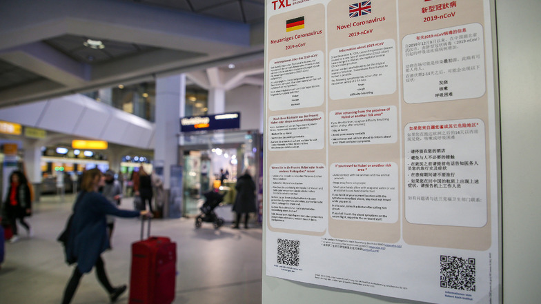 Plakate am Flughafen Tegel weisen auf die Gefährdung durch den Coronavirus hin.