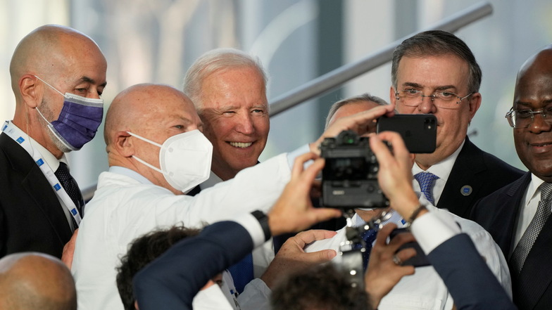 Dort ist auch Joe Biden (l, M), Präsident der USA, als Selfie-Partner sehr beliebt.