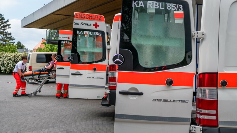 Mit ihren Krankentransportwagen unterstützen Ehrenamtler vom DRK-Katastrophenschutz den Rettungsdienst.
