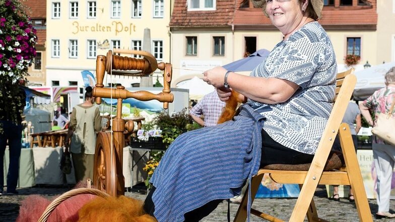 Martina Ehrt aus Kleingießhübel zeigt auf dem Naturmarkt in Stolpen, was man aus Schafwolle machen kann. Dabei verrät sie natürlich auch Tipps und Tricks.
