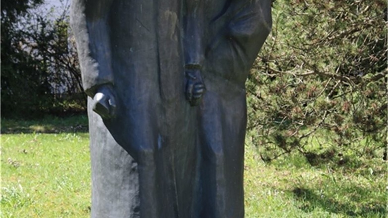 „1945“ heißt diese Skulptur, sie zeigt die Vertreibung der Sudetendeutschen.