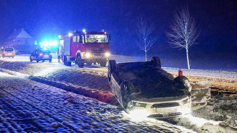 Bei Hochkirch überschlug sich ein Kraftfahrer am Sonnabend auf schneeglatter Fahrbahn. Die Polizei Görlitz registrierter etwa zehn Unfälle vom Sonnabend zum Sonntag in Folge des Wintereinbruchs.