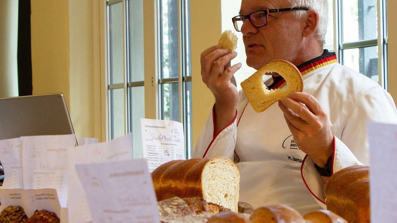Der IQ-Backprüfer Michael Isensee verkostete Brot und Brötchen.