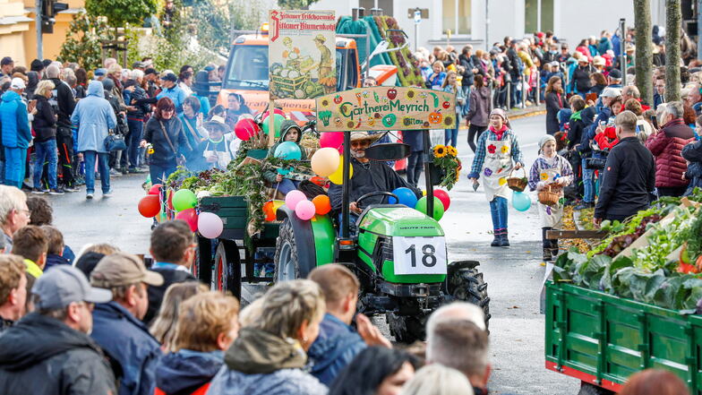 Beim Festumzug zum Landeserntedankfest in Zittau haben sich 750 Menschen beteiligt und 43 Bilder gezeigt.