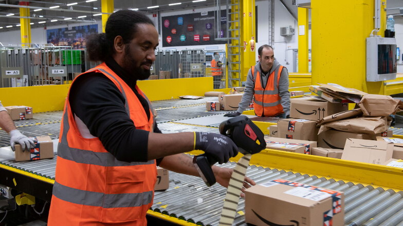 Ablelom Tewelde beim Etikettieren  der Pakete bei Amazon in Lampertswalde. Hier sind sehr viele ausländische Mitarbeiter tätig.