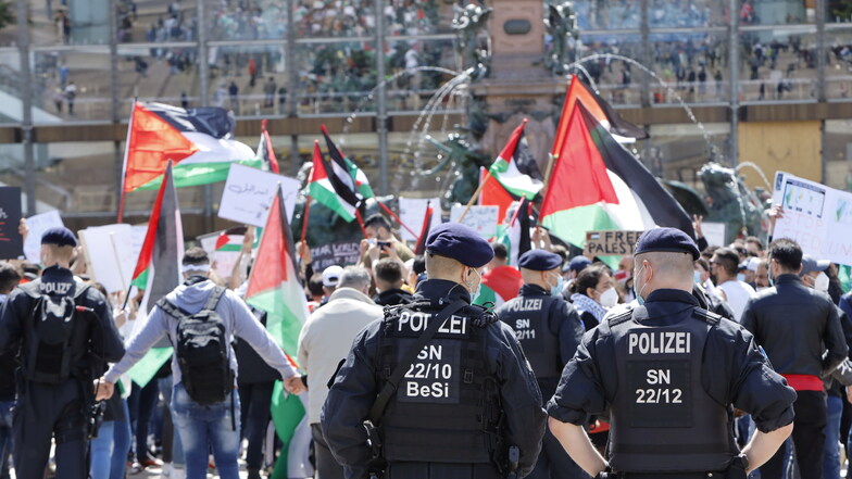 Pro-palästinensiche Demonstranten und Unterstützer versammelten sich auf dem Leipziger Augustusplatz.