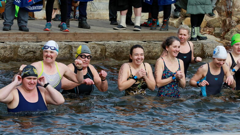 Im vergangenen Jahr fanden die ersten Winterschwimm-Meisterschaften - hier die Frauen vor dem Start auf der 250 Meter-Strecke - im Kristyna-See bei Hradek statt.