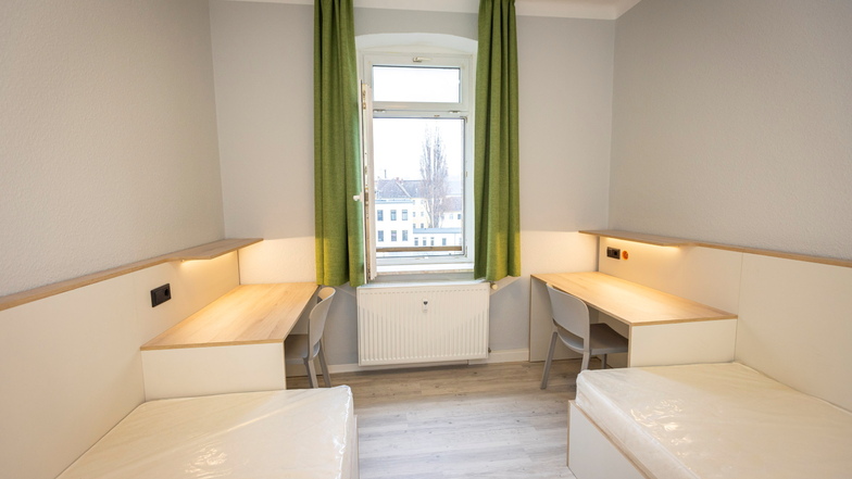 Ab März 2024 werden helle und modern ausgestattete Wohneinheiten in der Lauterbachstraße 1 mit jeweils Zwei- und Drei-Bett-Zimmern an Schüler und Auszubildende des BSZ Pirna vermietet.