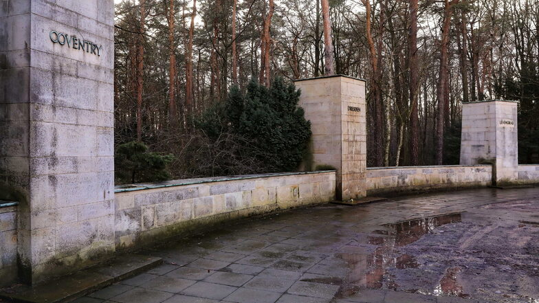 Das Rondell auf dem Heidefriedhof in Dresden wurde mehrfach beschmiert und soll nun umgestaltet werden.
