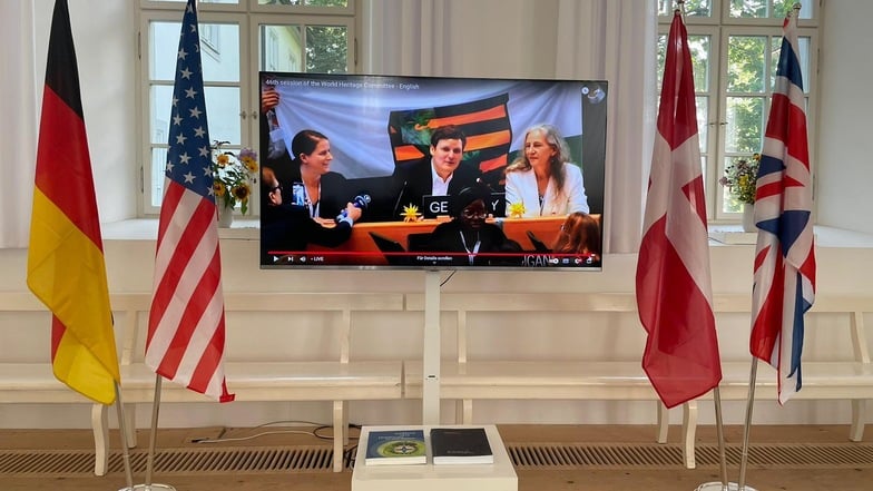 So sahen die Herrnhuter im Kirchensaal per Livestream der Entscheidung im fernen Indien am Freitagmorgen zu.