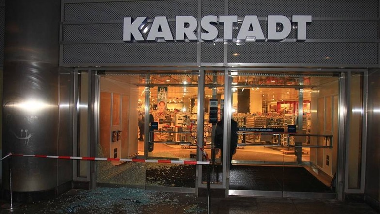 Unbekannte sind in der Nacht zu Montag in das Karstadt-Kaufhaus an der Prager Straße in Dresden gewaltsam eingedrungen.