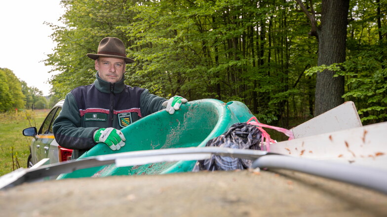 Bereits im vergangenen Jahr musste Revierförster Michael Blaß illegal entsorgten Sperrmüll aus dem Wald bei Graupa ziehen. Das ist in diesem Frühjahr leider nicht anders.