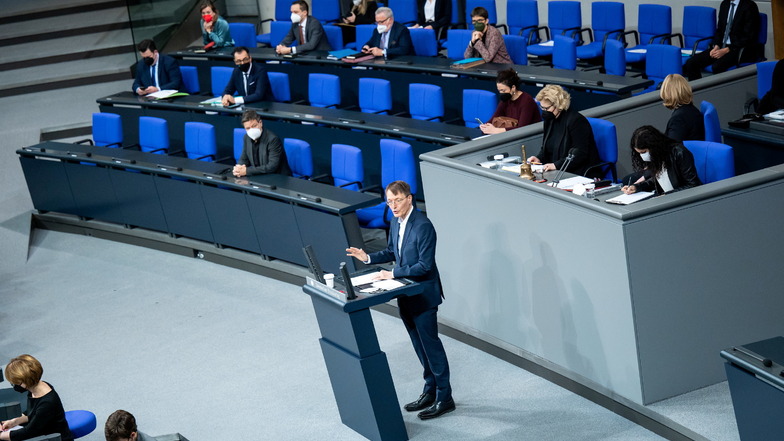 Karl Lauterbach, Bundesminister für Gesundheit, spricht bei der Plenarsitzung im Deutschen Bundestag.