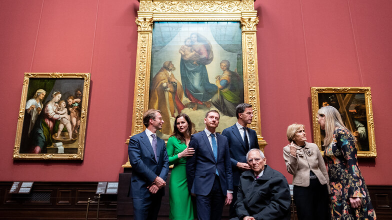 Michael Kretschmer (CDU, 3.v.l.), seine Lebensgefährtin Annett Hofmann (2.v.l.), Mark Rutte (4.v.l.), Ministerpräsident der Niederlande, und Taco Dibbits (l.), Direktor des Rijksmuseum Amsterdam, Wolfgang Schäuble (3.v.r.), seine Frau Ingeborg Schäuble (2