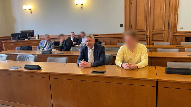 Drei der vier Angeklagten sitzen neben ihren Anwälten in einem Saal vom Landgericht Leipzig. Im Prozess gegen einen als "Kinderzimmer-Dealer" bekannt gewordenen Leipziger hat das Gericht ein Urteil gesprochen.