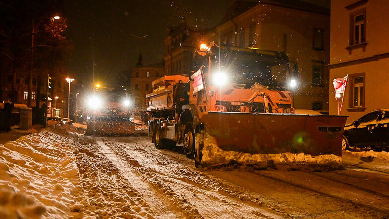 Zwei Schneepflüge waren in der Nacht zum Dienstag unter anderem auf der Bürgerstraße in Pieschen im Einsatz, um die Straßenbahngleise freizuschieben.