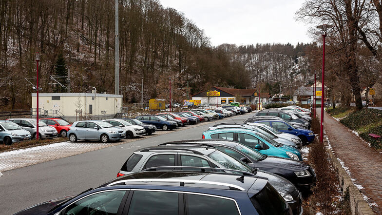 Auf dem Parkplatz am Ortseingang von Tharandt soll sich die Situation für Pendler verbessern.
