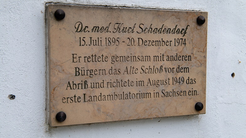 Über die Grenzen des Freistaates hinaus bekannt: Eine Tafel erinnert noch an das erste Landambulatorium Sachsens nach dem Zweiten Weltkrieg.