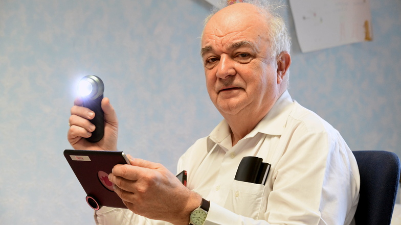 Weil es im Raum Löbau-Zittau keinen einzigen Hautarzt mehr gibt, springen jetzt Hausärzte wie Dr. Gottfried Hanzl aus Oderwitz ein - mit Mikroskop-Lupe und Tablet.