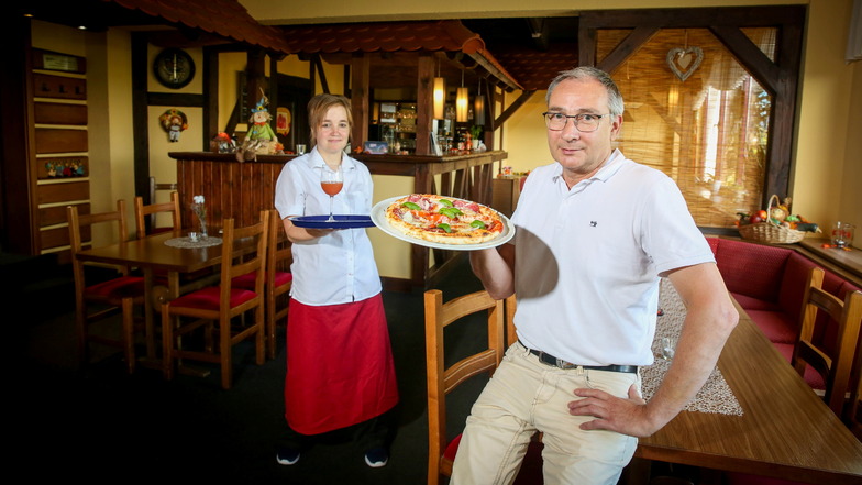 Wirt André Mark freut sich, dass es mit Tomsens Pizzeria weitergeht. Auch Mitarbeiterin Kati Hein vom Service ist froh darüber.