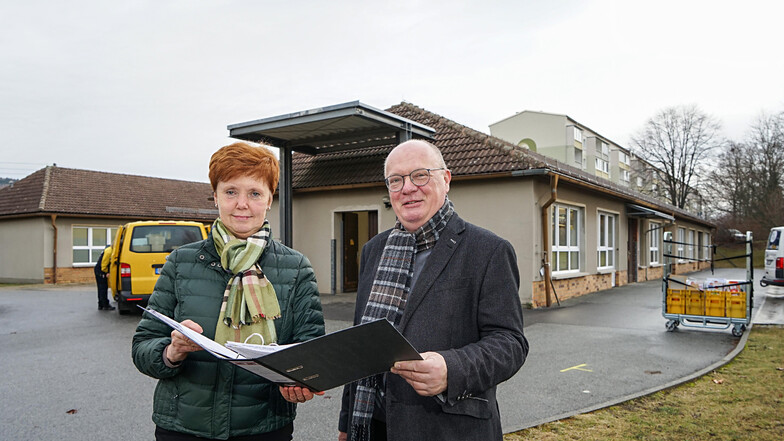Bauamtsleiterin Andrea Richter und Bürgermeister Thomas Martolock planen einen neuen Kindergarten. Dieser soll im Cunewalder Ortsteil Weigsdorf-Köblitz entstehen.