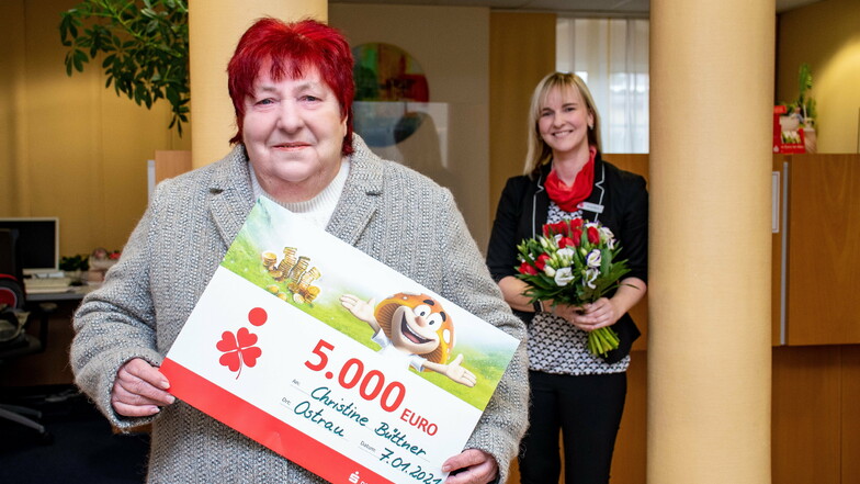 Christine Büttner (vorn) aus Zschörnewitz hat beim PS-Lotterie-Sparen der Sparkasse gewonnen. Die frohe Botschaft überbrachte Ulrike Mutz, Kundenberaterin in der Sparkasse Ostrau.