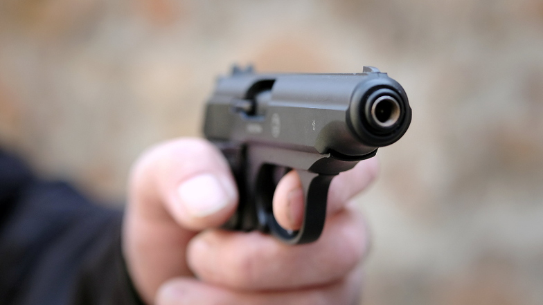 Mann bedroht Polizisten in Rossau mit Pistole