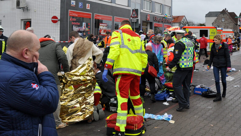 Rettungskräfte kümmern sich um Verletzte, nachdem ein einheimischer 29-Jähriger in den Karnevalsumzug gefahren war.